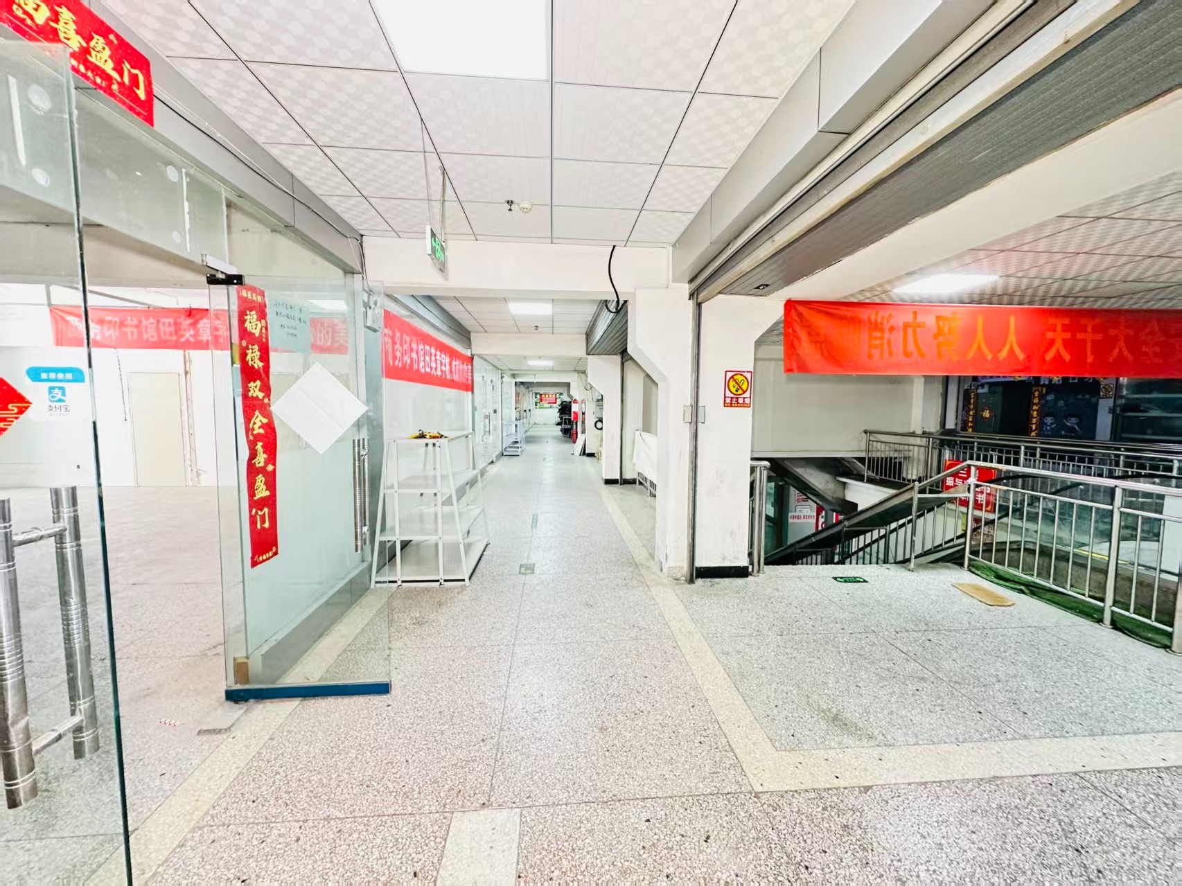 伊水西路引入人工智能技术应用场景，推动AI与商业、零售、电商、企业服务等领域融合发展。