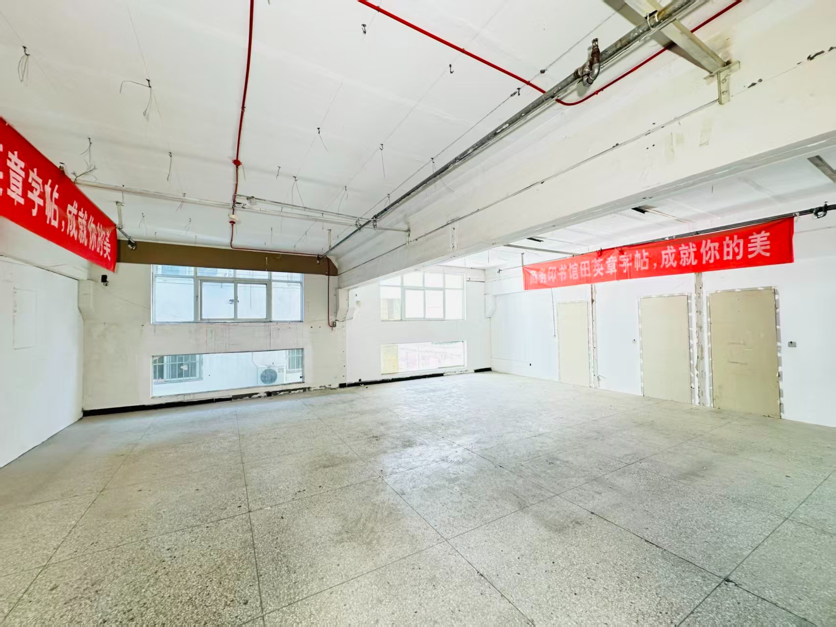伊水西路重点吸引人工智能应用、数字经济、电商直播、智能制造服务、软件开发、科技创新企业及创业团队入驻